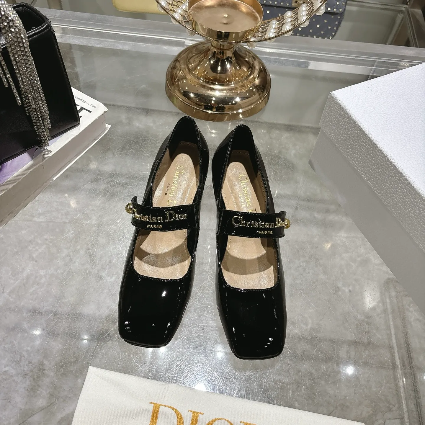 💕💕Factory direct selling price p560💕💕 💕25ss early spring new Dior Dior D-My hardware letter square toe high heels 👠This My Dior high heels are a new product in the 2025 spring and summer ready-to-wear series, showing exquisite elegance. Carefully crafted from cow leather, it is embellished with gold buckles and a metallic Christian Dior Paris logo, making it highly recognizable and highlighting Dior's extraordinary craftsmanship. Graphic style heels complement each other, making the fashionable design more elegant. Upper: cow patent leather. Inner foot pad: sheepskin. Sole: Italian genuine leather outsole. Heel height: 4cm 7.5cm. Size: 35-39 (34.40.41. Customized items are non-refundable)